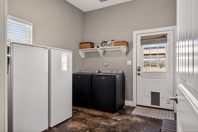 932 County Road 761, Devine, TX 78016