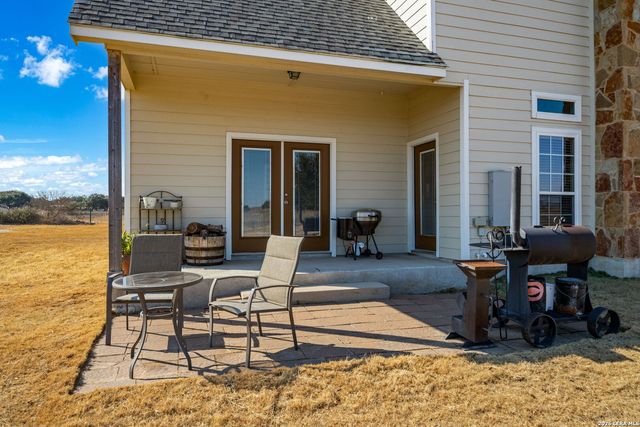 932 County Road 761, Devine, TX 78016