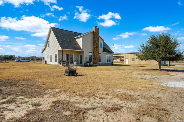 932 County Road 761, Devine, TX 78016