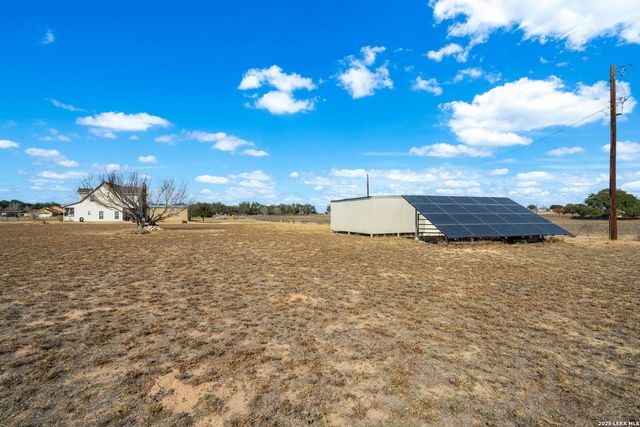 932 County Road 761, Devine, TX 78016