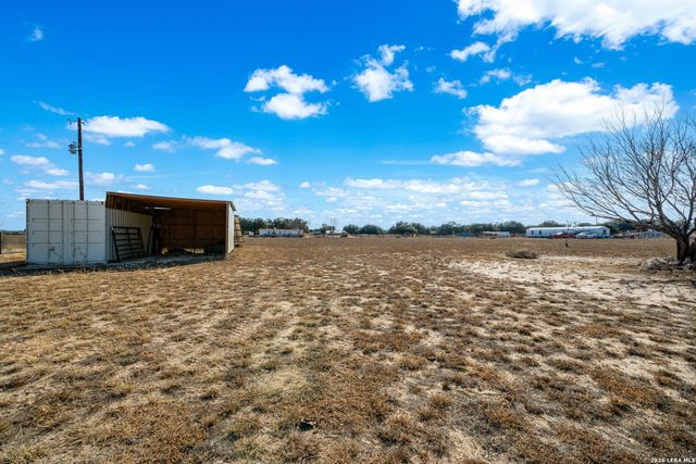 932 County Road 761, Devine, TX 78016