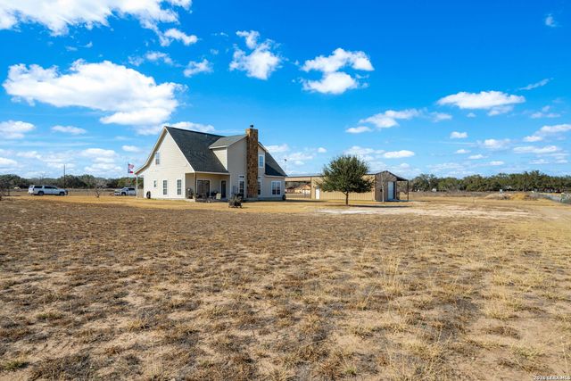 932 County Road 761, Devine, TX 78016