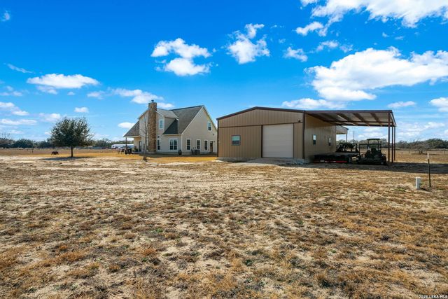 932 County Road 761, Devine, TX 78016