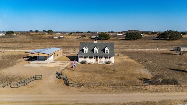932 County Road 761, Devine, TX 78016