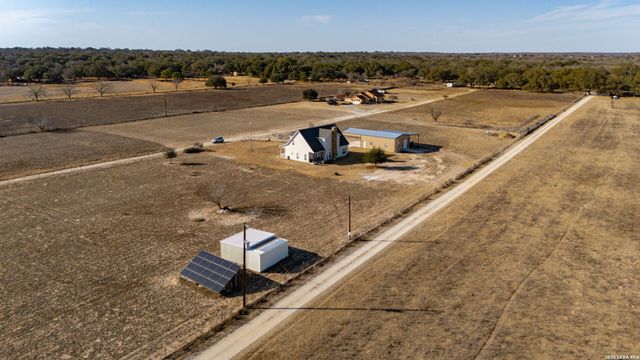 932 County Road 761, Devine, TX 78016