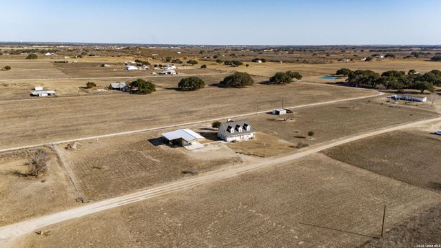 932 County Road 761, Devine, TX 78016