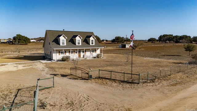 932 County Road 761, Devine, TX 78016