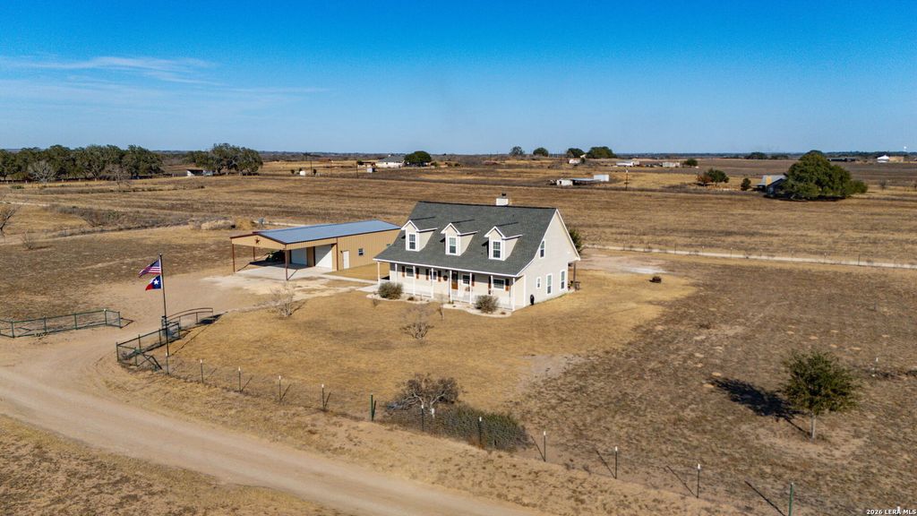 932 County Road 761, Devine, TX 78016