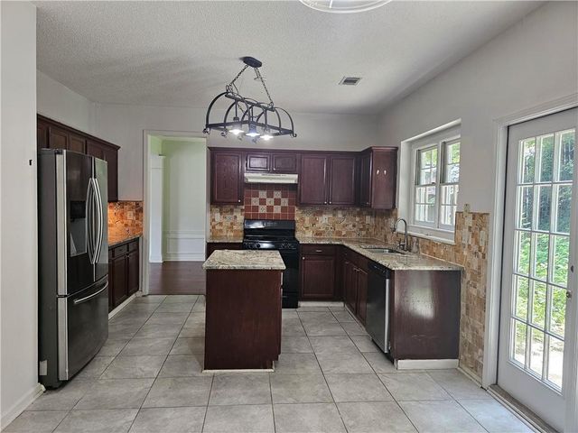 2260 Eagle Nest Bluff, Lawrenceville, GA 30044