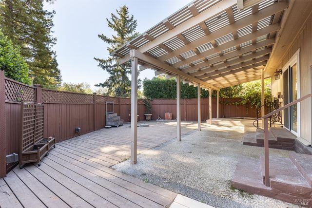 7 San Juan Ct, St. Helena, CA 94574