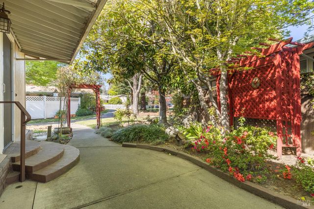 7 San Juan Ct, St. Helena, CA 94574