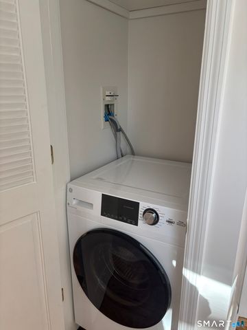 98 Ridgewood Avenue Cottage, Stamford, CT 06907