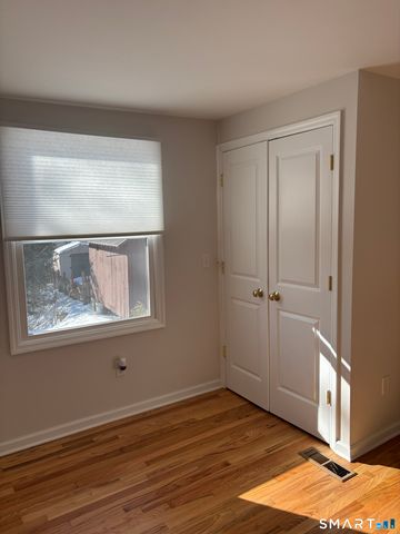 98 Ridgewood Avenue Cottage, Stamford, CT 06907