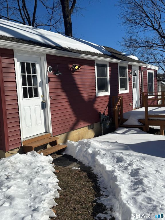 98 Ridgewood Avenue Cottage, Stamford, CT 06907