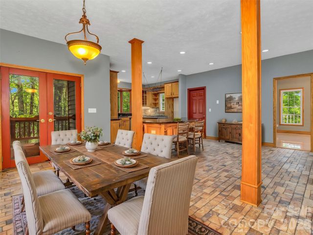 287 Shady Creek Lane, Hendersonville, NC 28739