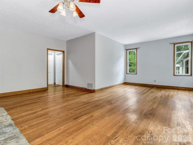 287 Shady Creek Lane, Hendersonville, NC 28739