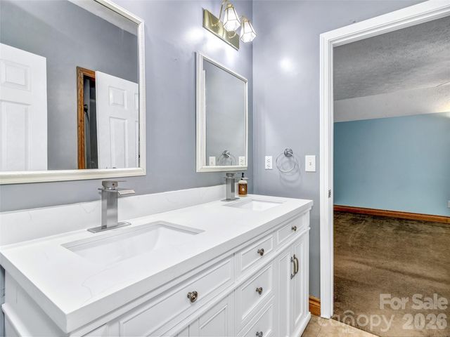 287 Shady Creek Lane, Hendersonville, NC 28739