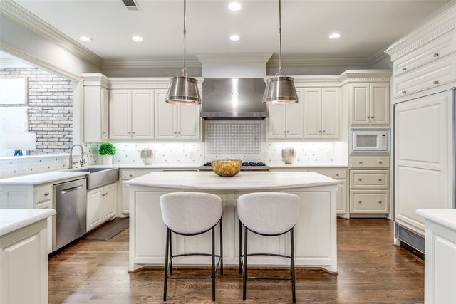 7979 Caruth Court, Dallas, TX 75225