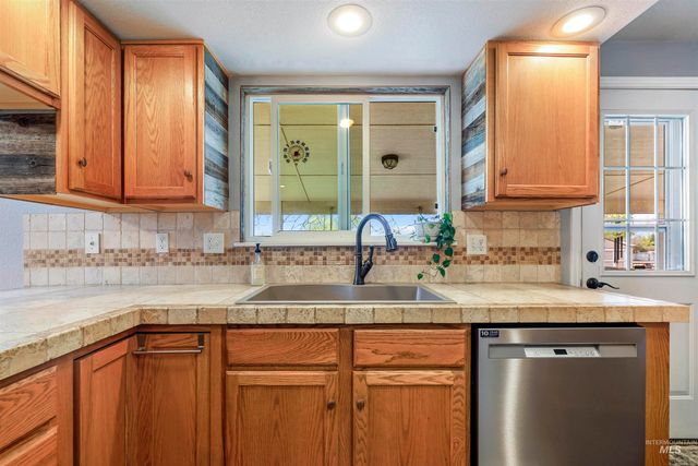21 N Pit Lane, Nampa, ID 83687