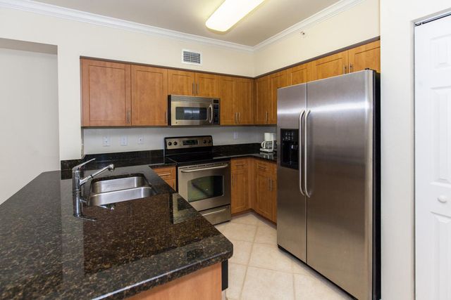 6492 EMERALD DUNES Drive 205, West Palm Beach, FL 33411
