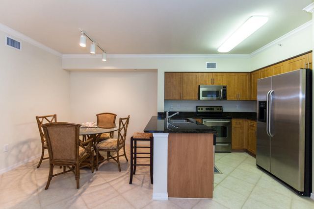 6492 EMERALD DUNES Drive 205, West Palm Beach, FL 33411