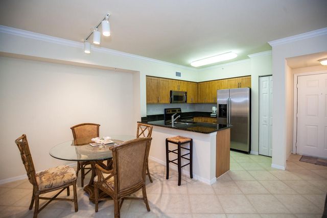 6492 EMERALD DUNES Drive 205, West Palm Beach, FL 33411