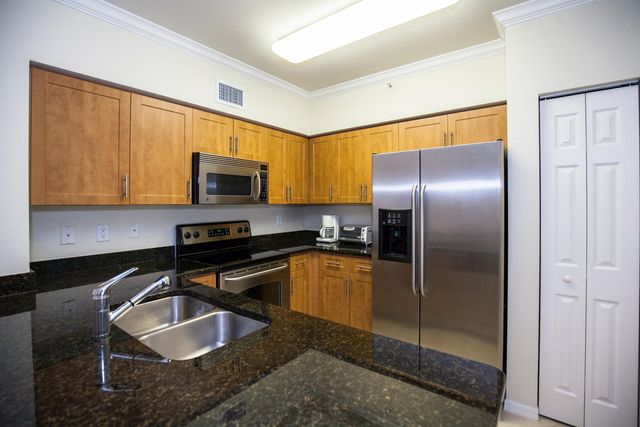 6492 EMERALD DUNES Drive 205, West Palm Beach, FL 33411