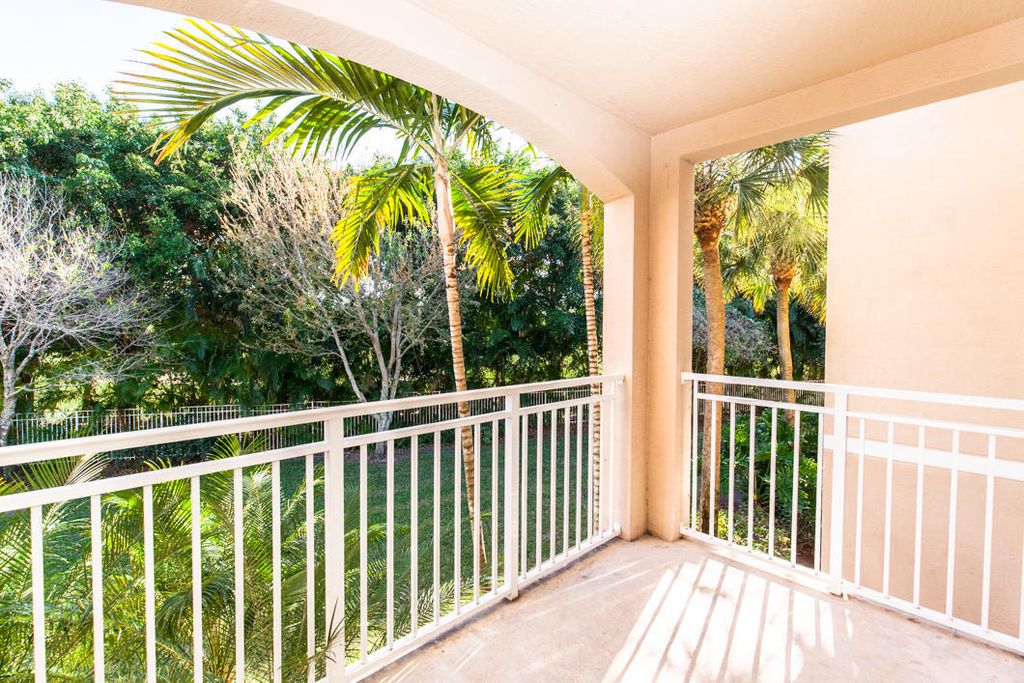 6492 EMERALD DUNES Drive 205, West Palm Beach, FL 33411