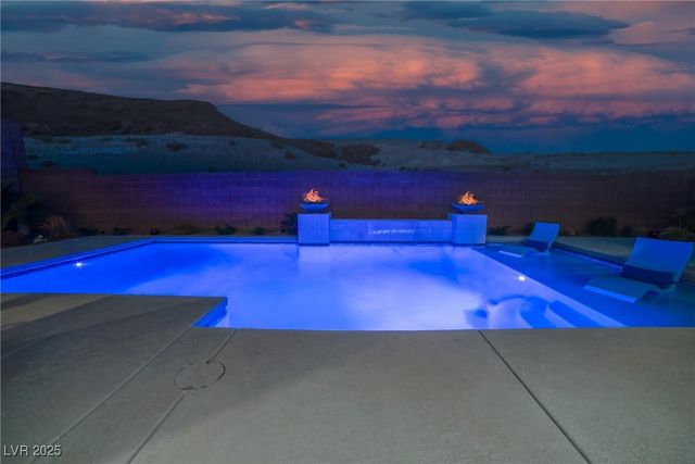 8 Hilltop Crest Street, Henderson, NV 89011