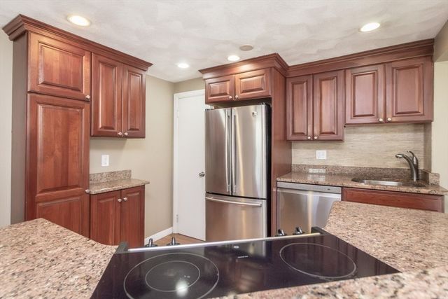 32 Hamilton Rd 32, Wakefield, MA 01880