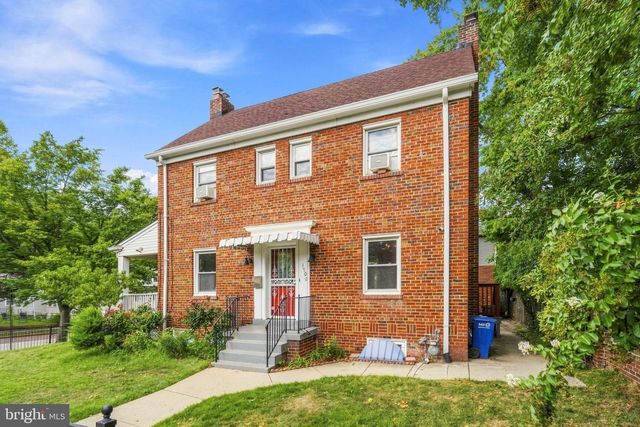 1700 DOUGLAS ST NE, Washington, DC 20018
