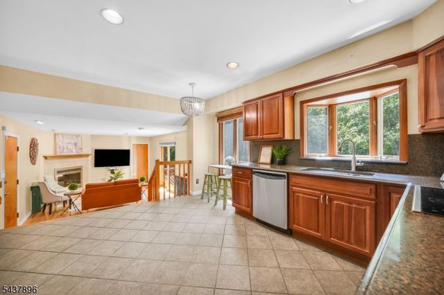 72 Agawam Dr, Wayne Twp., NJ 07470