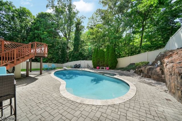 72 Agawam Dr, Wayne Twp., NJ 07470