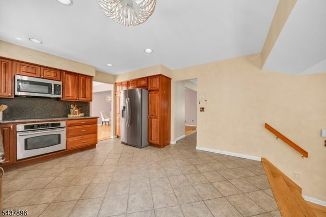 72 Agawam Dr, Wayne Twp., NJ 07470