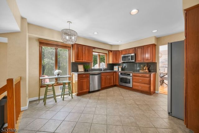 72 Agawam Dr, Wayne Twp., NJ 07470