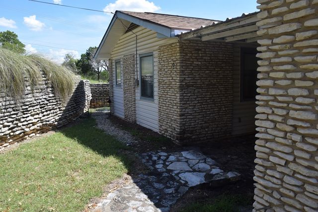 217 S Ball Dr, Kerrville, TX 78028
