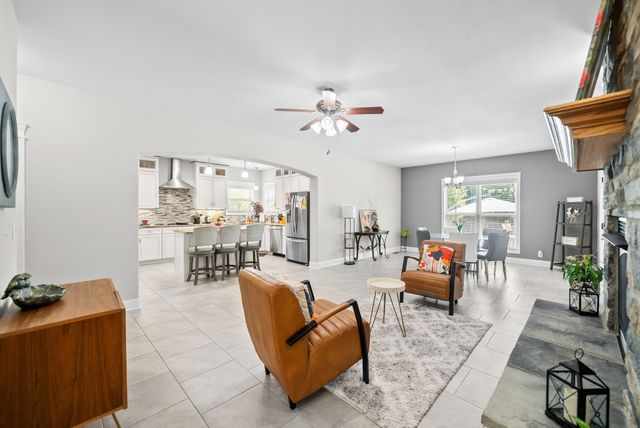 1130 Reda Dr, Clarksville, TN 37042