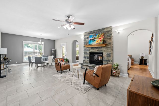 1130 Reda Dr, Clarksville, TN 37042