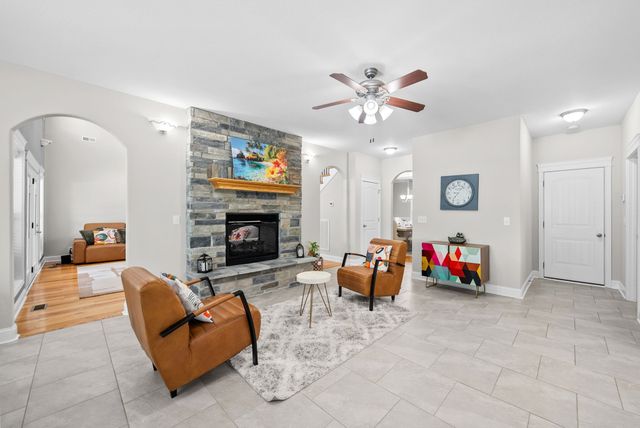 1130 Reda Dr, Clarksville, TN 37042