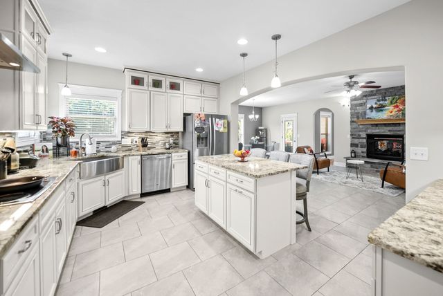 1130 Reda Dr, Clarksville, TN 37042