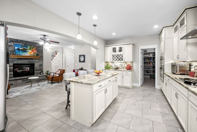 1130 Reda Dr, Clarksville, TN 37042