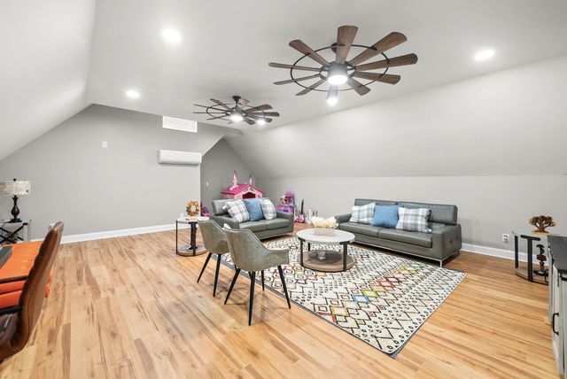 1130 Reda Dr, Clarksville, TN 37042