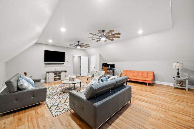 1130 Reda Dr, Clarksville, TN 37042