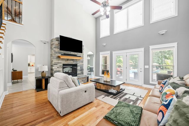 1130 Reda Dr, Clarksville, TN 37042