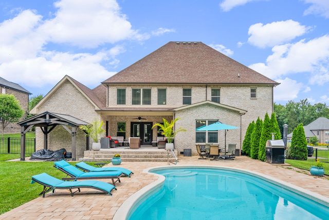 1130 Reda Dr, Clarksville, TN 37042