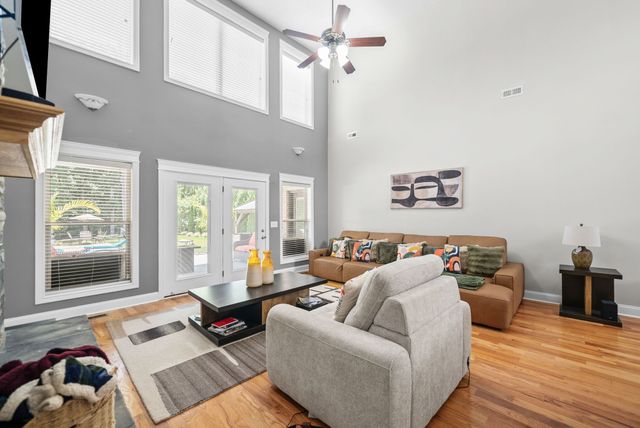 1130 Reda Dr, Clarksville, TN 37042