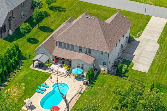 1130 Reda Dr, Clarksville, TN 37042