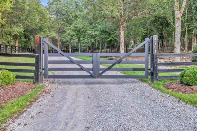 4701 Blue Creek Rd, Lynnville, TN 38472