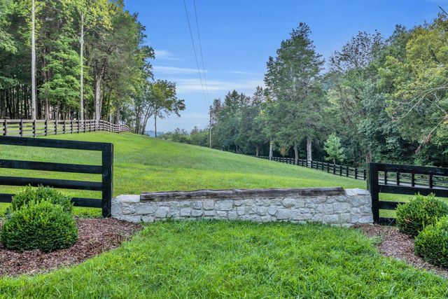 4701 Blue Creek Rd, Lynnville, TN 38472