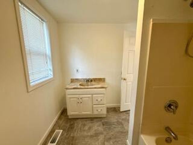 824 Cross Street, Lansing City, MI 48915